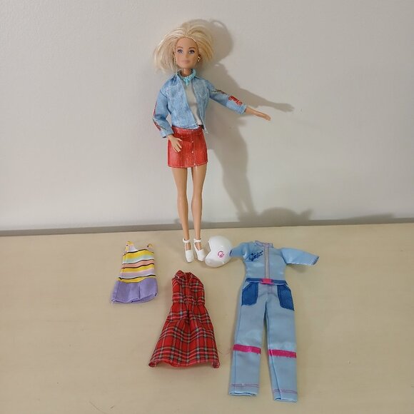 Barbie doll with clothes and accessories - Picture 1 of 5